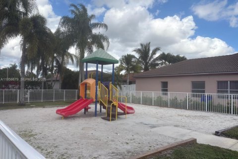 Casa en venta en Pembroke Pines, Florida, 3 dormitorios, 185.25 m2 № 2010584 - foto 2