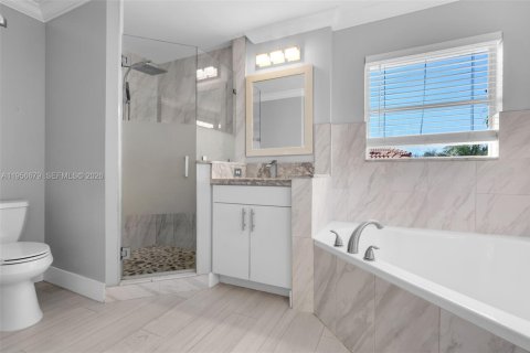 House in Pembroke Pines, Florida 3 bedrooms, 185.25 sq.m. № 2010584 - photo 23