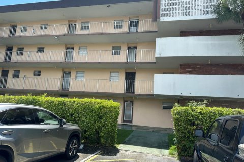 Copropriété à louer à Lauderdale Lakes, Floride: 1 chambre, 71.35 m2 № 2282201 - photo 2