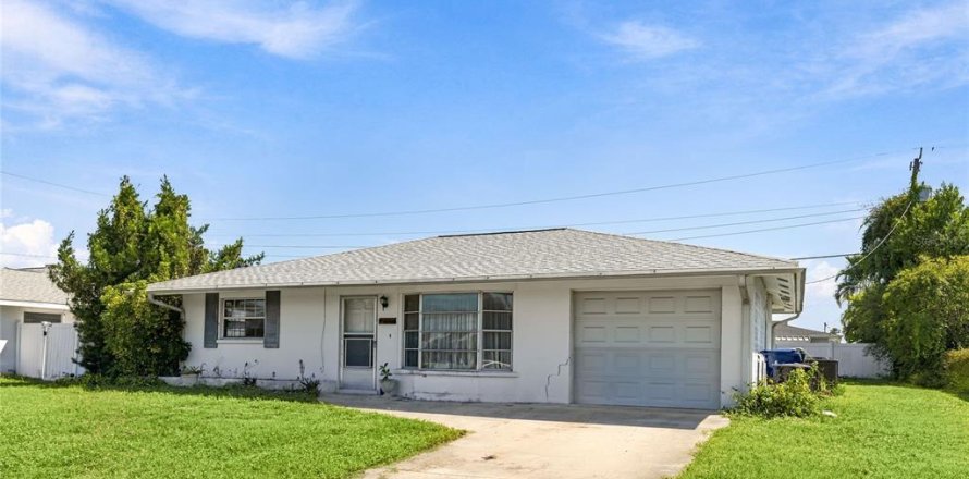 House in Venice, Florida 2 bedrooms, 91.6 sq.m. № 2396293