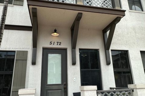 Townhouse in Doral, Florida 3 bedrooms, 173.26 sq.m. № 1857394 - photo 1