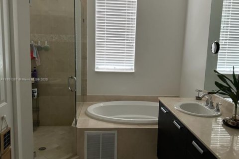 Townhouse in Doral, Florida 3 bedrooms, 173.26 sq.m. № 1857394 - photo 11