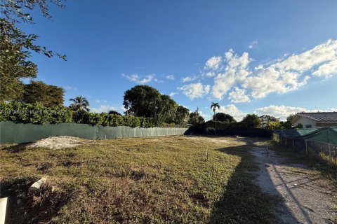 Terreno en venta en West Miami, Florida № 1974707 - foto 1