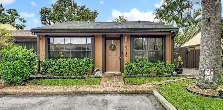 Adosado en Pembroke Pines, Florida 2 dormitorios, 111.11 m2 № 2006442