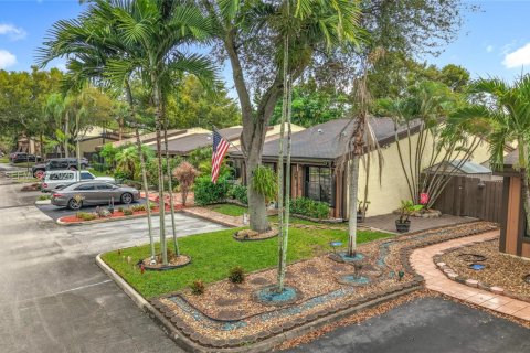 Adosado en venta en Pembroke Pines, Florida, 2 dormitorios, 111.11 m2 № 2006442 - foto 3