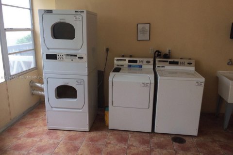 Condo in Miami, Florida, 1 bedroom  № 2044501 - photo 8