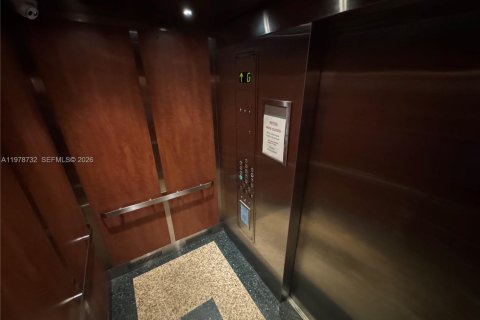 Condo in Miami, Florida, 1 bedroom  № 2044501 - photo 5