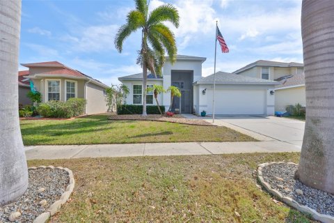 House in Apollo Beach, Florida 3 bedrooms, 191.56 sq.m. № 1556450 - photo 1
