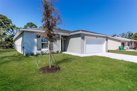 House in Port St. Lucie, Florida 4 bedrooms, 170.29 sq.m. № 2040991 - photo 2