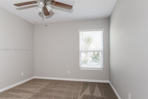 House in Port St. Lucie, Florida 4 bedrooms, 170.29 sq.m. № 2040991 - photo 10