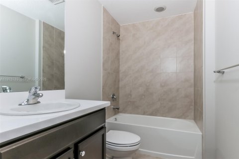 House in Port St. Lucie, Florida 4 bedrooms, 170.29 sq.m. № 2040991 - photo 11