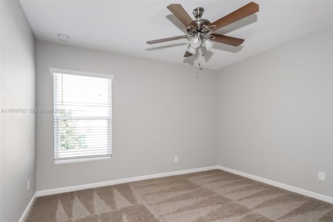 House in Port St. Lucie, Florida 4 bedrooms, 170.29 sq.m. № 2040991 - photo 9