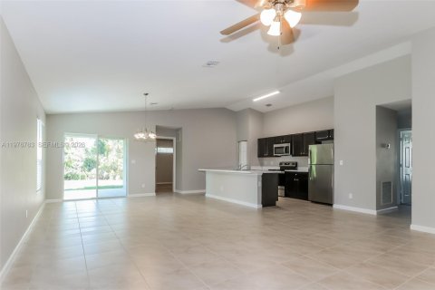 House in Port St. Lucie, Florida 4 bedrooms, 170.29 sq.m. № 2040991 - photo 4