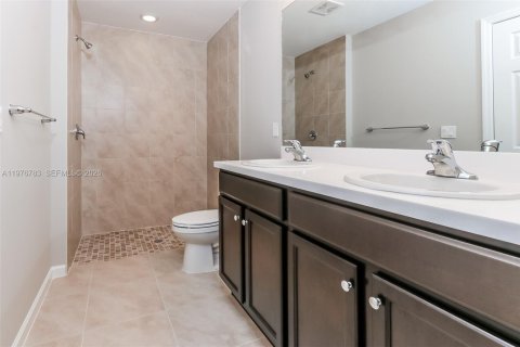 House in Port St. Lucie, Florida 4 bedrooms, 170.29 sq.m. № 2040991 - photo 13