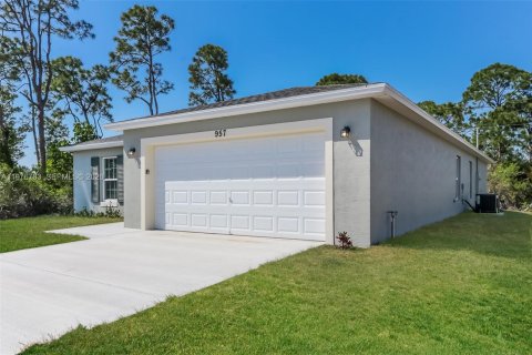 House in Port St. Lucie, Florida 4 bedrooms, 170.29 sq.m. № 2040991 - photo 3