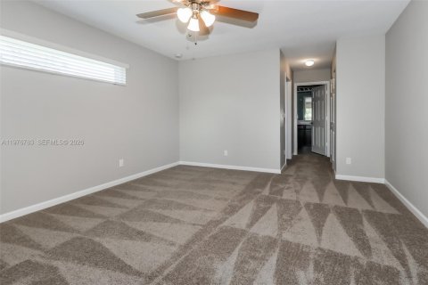 House in Port St. Lucie, Florida 4 bedrooms, 170.29 sq.m. № 2040991 - photo 7