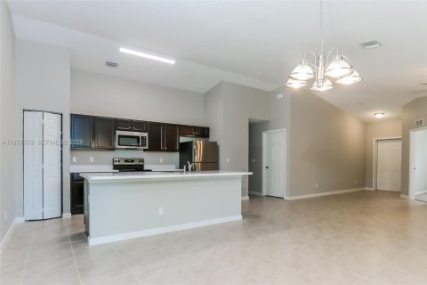 House in Port St. Lucie, Florida 4 bedrooms, 170.29 sq.m. № 2040991 - photo 5