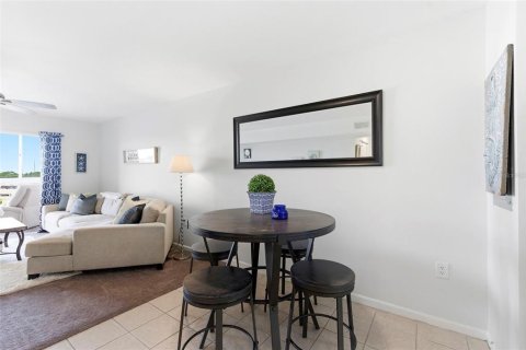 Condo in New Port Richey, Florida, 1 bedroom № 2107015 - photo 16