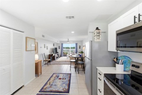 Condo in New Port Richey, Florida, 1 bedroom № 2107015 - photo 10