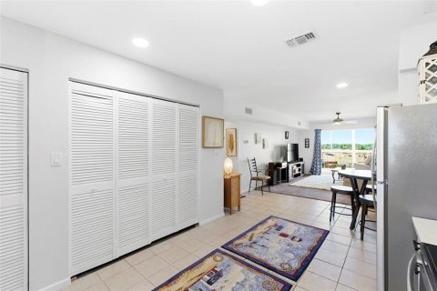 Condo in New Port Richey, Florida, 1 bedroom № 2107015 - photo 9