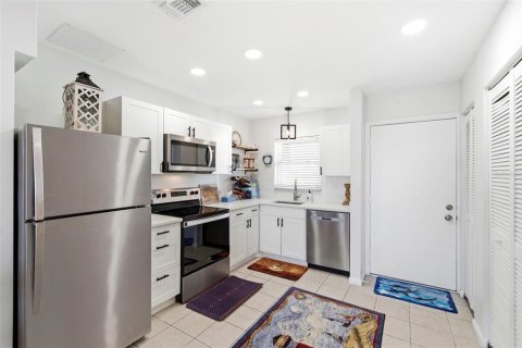 Condo in New Port Richey, Florida, 1 bedroom № 2107015 - photo 11