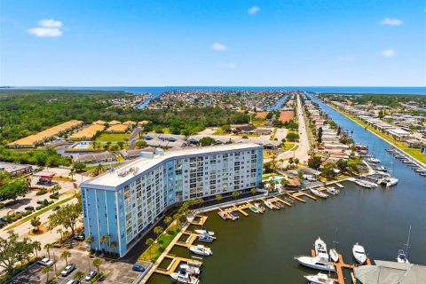 Condo in New Port Richey, Florida, 1 bedroom № 2107015 - photo 2