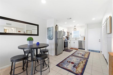 Condo in New Port Richey, Florida, 1 bedroom № 2107015 - photo 14
