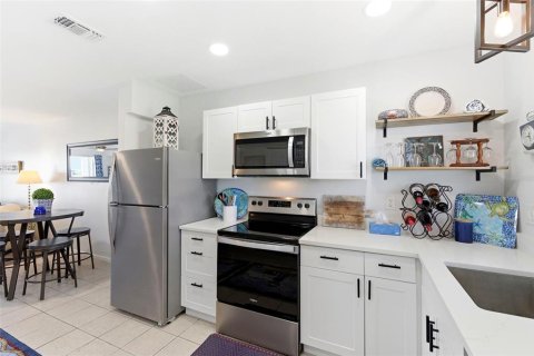 Condo in New Port Richey, Florida, 1 bedroom № 2107015 - photo 13