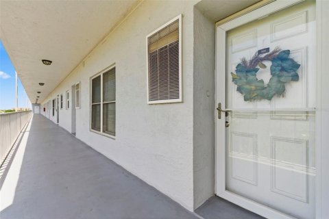 Condo in New Port Richey, Florida, 1 bedroom № 2107015 - photo 7