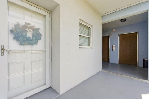 Condo in New Port Richey, Florida, 1 bedroom № 2107015 - photo 8