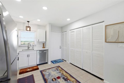 Condo in New Port Richey, Florida, 1 bedroom № 2107015 - photo 12