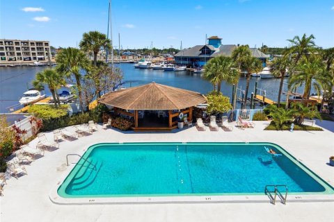 Condo in New Port Richey, Florida, 1 bedroom № 2107015 - photo 5