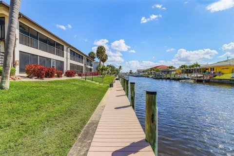 Condominio en Cape Coral, Florida, 2 dormitorios № 2167585