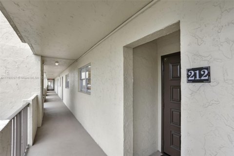 Condo in Lauderhill, Florida, 2 bedrooms  № 1935413 - photo 3