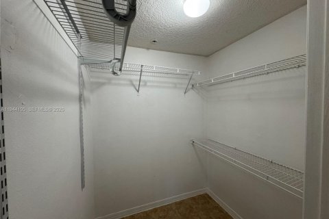 Condo in Pembroke Pines, Florida, 2 bedrooms  № 2000885 - photo 21