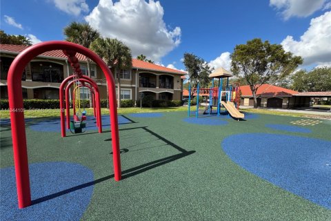 Condo in Pembroke Pines, Florida, 2 bedrooms  № 2000885 - photo 25