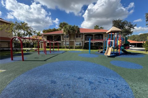 Condo in Pembroke Pines, Florida, 2 bedrooms  № 2000885 - photo 26