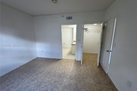 Condo in Pembroke Pines, Florida, 2 bedrooms  № 2000885 - photo 18