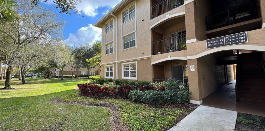 Condo in Pembroke Pines, Florida, 2 bedrooms  № 2000885