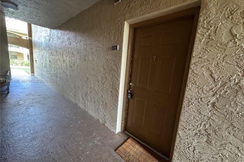 Condo in Pembroke Pines, Florida, 2 bedrooms  № 2000885 - photo 4