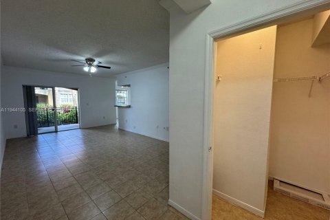 Condo in Pembroke Pines, Florida, 2 bedrooms  № 2000885 - photo 5