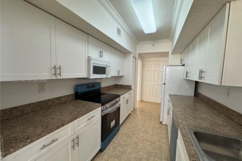 Condo in Pembroke Pines, Florida, 2 bedrooms  № 2000885 - photo 9