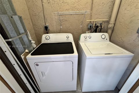 Condo in Pembroke Pines, Florida, 2 bedrooms  № 2000885 - photo 23