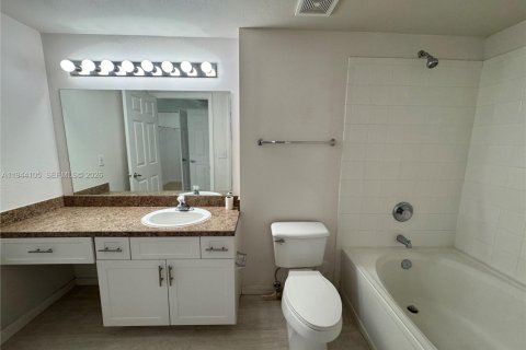 Condo in Pembroke Pines, Florida, 2 bedrooms  № 2000885 - photo 15