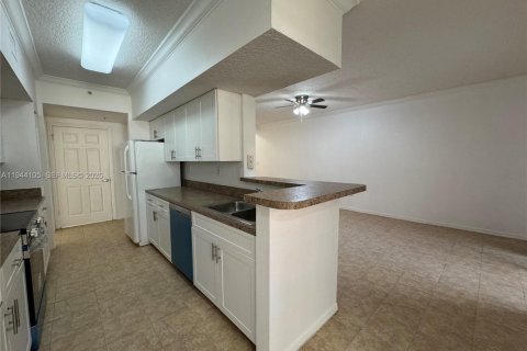 Condo in Pembroke Pines, Florida, 2 bedrooms  № 2000885 - photo 3