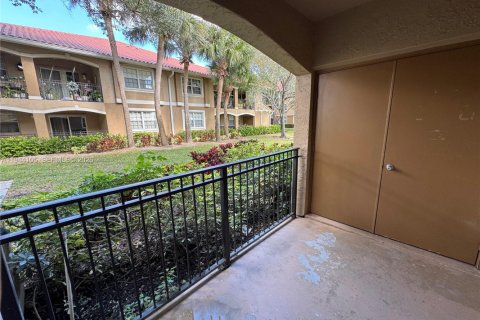 Condo in Pembroke Pines, Florida, 2 bedrooms  № 2000885 - photo 2