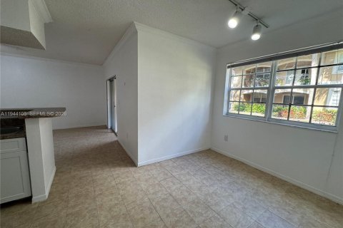 Condo in Pembroke Pines, Florida, 2 bedrooms  № 2000885 - photo 11