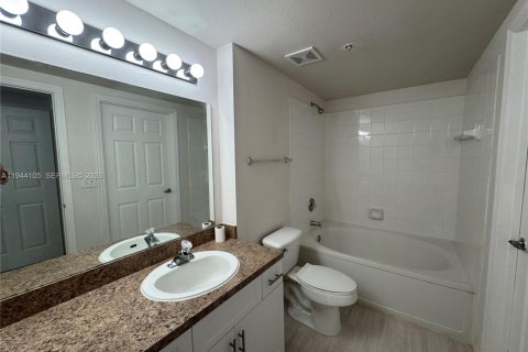 Condo in Pembroke Pines, Florida, 2 bedrooms  № 2000885 - photo 16
