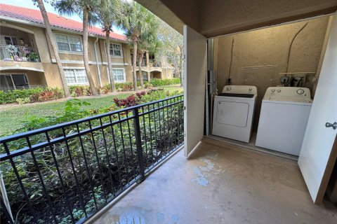 Condo in Pembroke Pines, Florida, 2 bedrooms  № 2000885 - photo 22