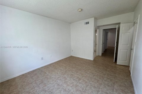 Condo in Pembroke Pines, Florida, 2 bedrooms  № 2000885 - photo 13